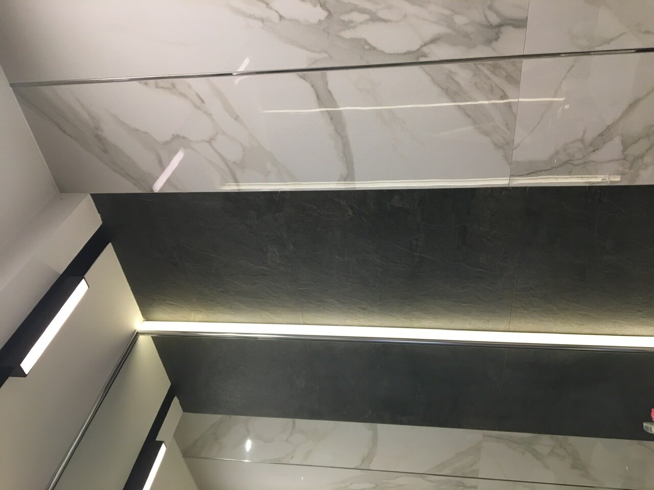 световые линии на потолке, световые линии на потолке в ванной, парящий потолок с подсветкой в ванной, световые линии на натяжном потолке в коридоре, световые линии