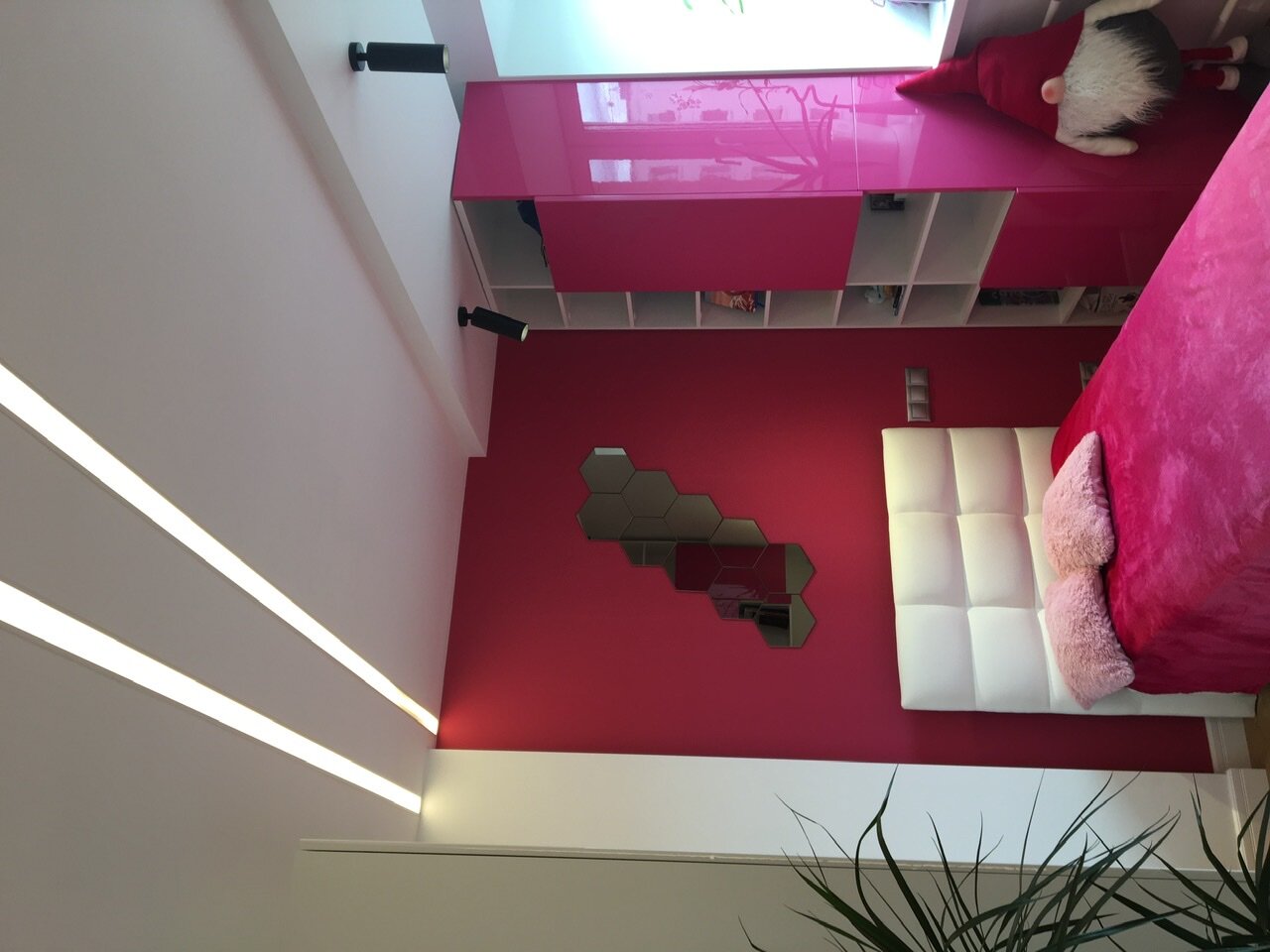 интерьер, дизайн интерьера, потолок, красная лестница в интерьере, дизайн