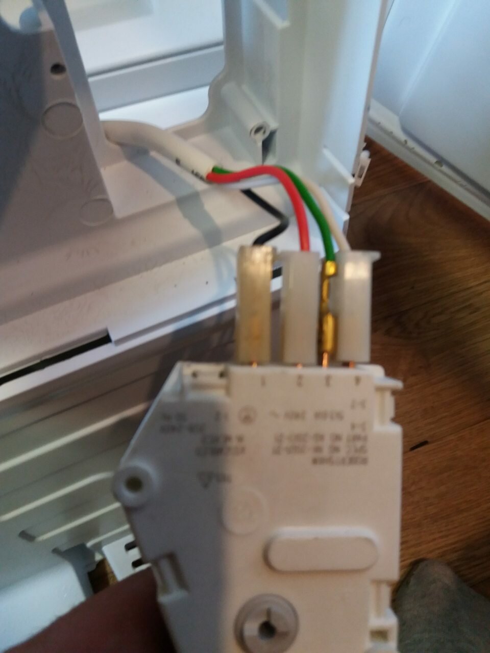 электрик для подключения терморегулятора, подключить термостат к холодильнику бирюса, стабилизатор напряжения, холодильник индезит ноу фрост реле, f5 холодильник атлант резистор