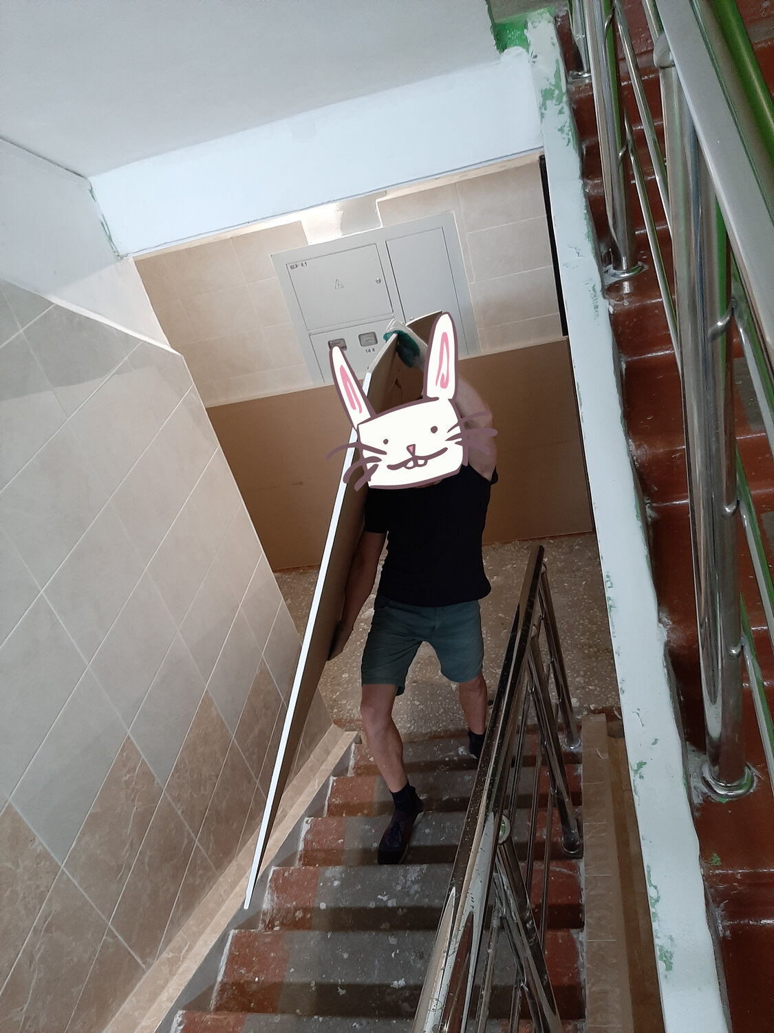 пожарный выход в подъезде, лестница, закладки в странных местах подъезды, капремонт подъезда, леса для ремонта подъездов