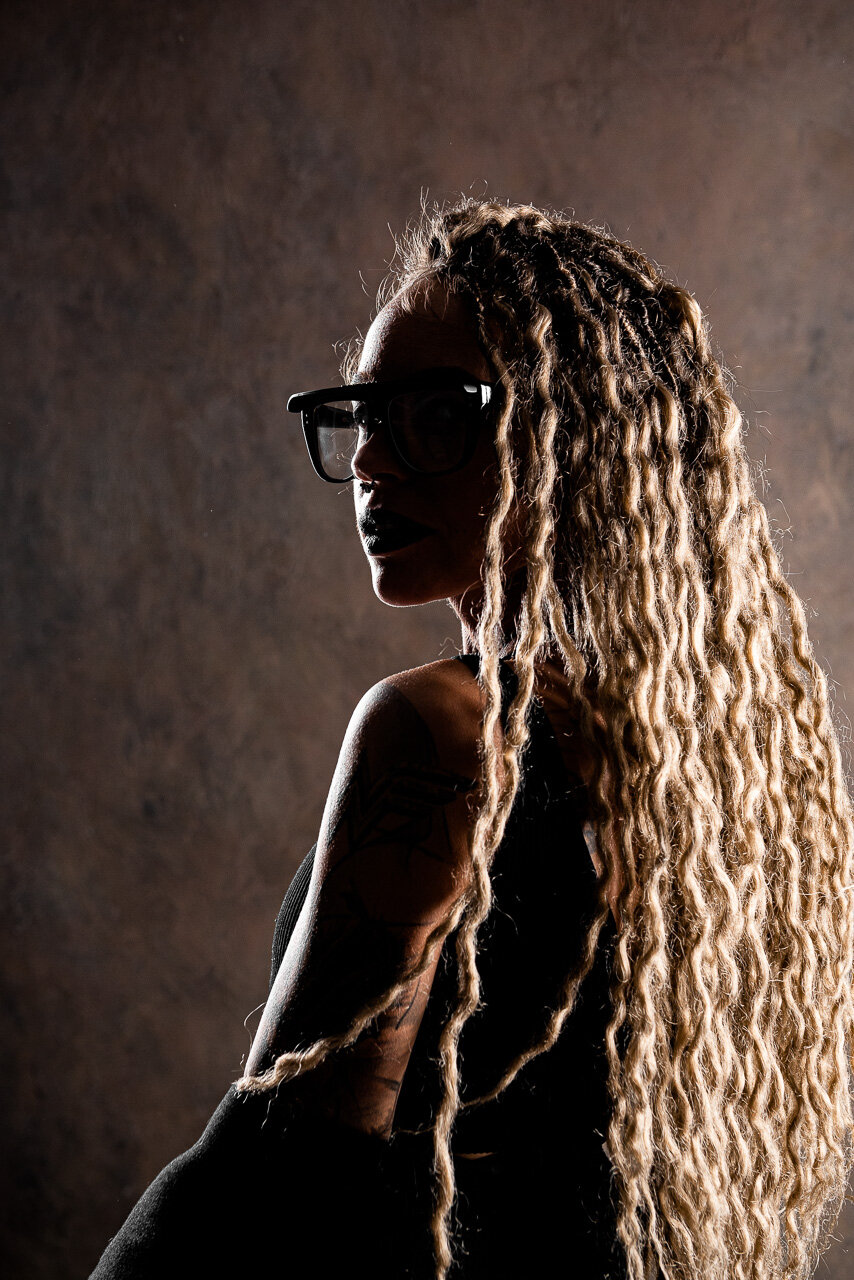 европейцы афро дреды, дреды и очки, девушка, афрозатылок зизи, афро