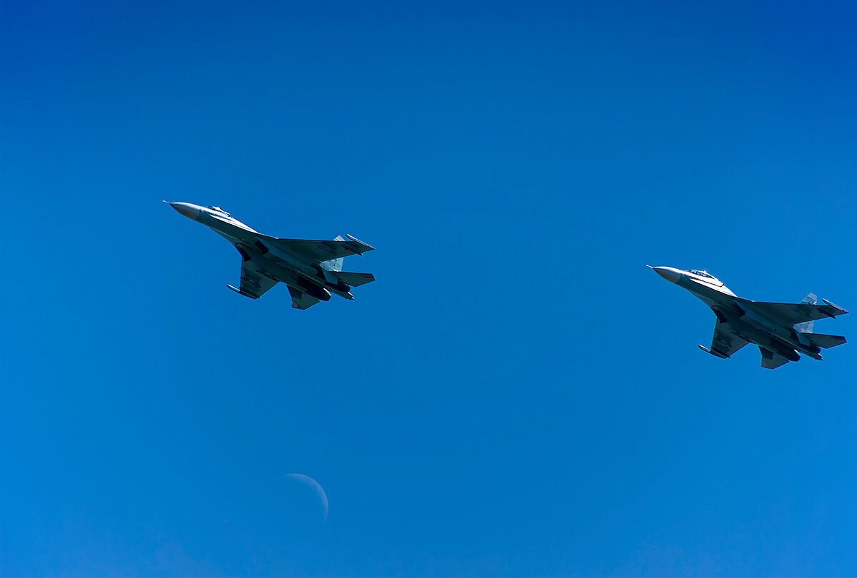 военные самолеты, перехват су-27 б-52, истребитель су 27, су-27 перехватил самолет-разведчик, истребитель су 30