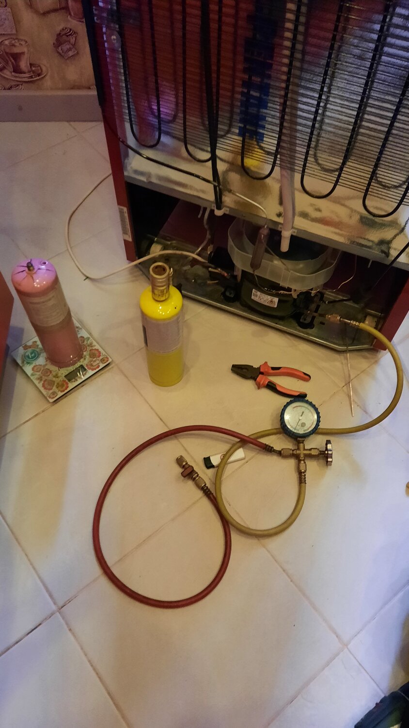 заправка холодильника фреоном r600a, заправка холодильника фреоном, холодильник ноу фрост утечке фреона, бытовая техника холодильник, заправка холодильника пропаном