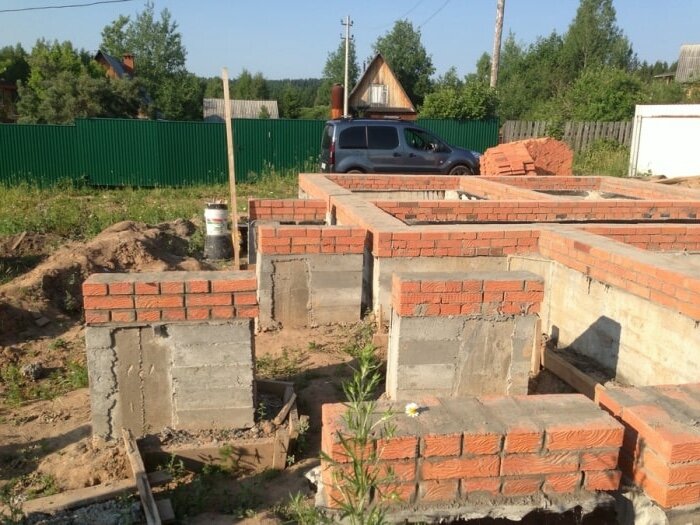 фундамент кирпичный дом, цоколь из полнотелого кирпича, кирпичный ленточный фундамент, кирпичная кладка цоколя, дом из кирпича цоколь из блоков