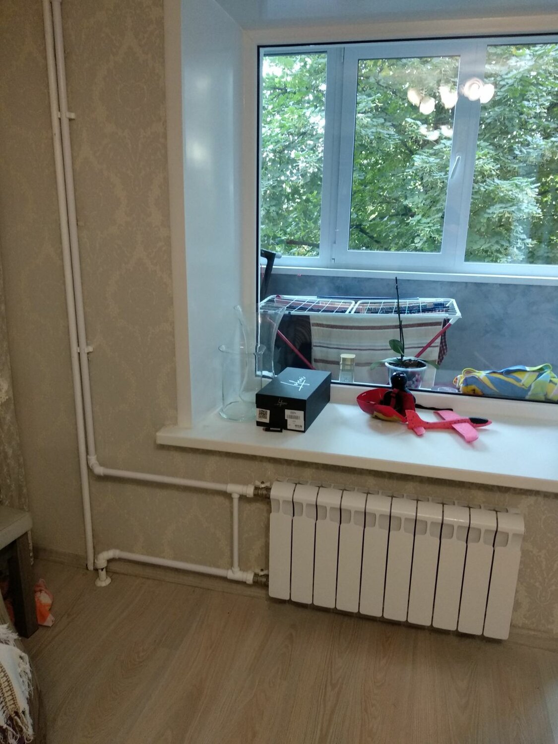 квартира, радиатор отопления, комната, трубы отопления в квартире, радиаторы в хрущевках