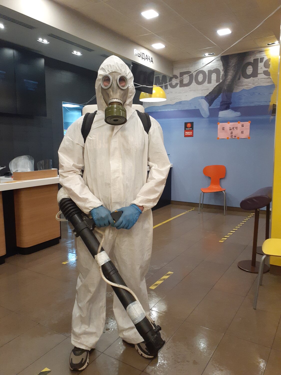 человек, дезинфекция в макдоналдс, дезинфекция, дезинсекция, уничтожение тараканов огнеметом