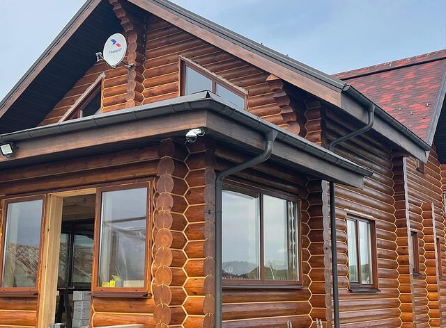 деревянный дом, остекление сруба, деревянный дом с темными окнами, остекление деревянных домов, деревянный дом с коричневыми окнами