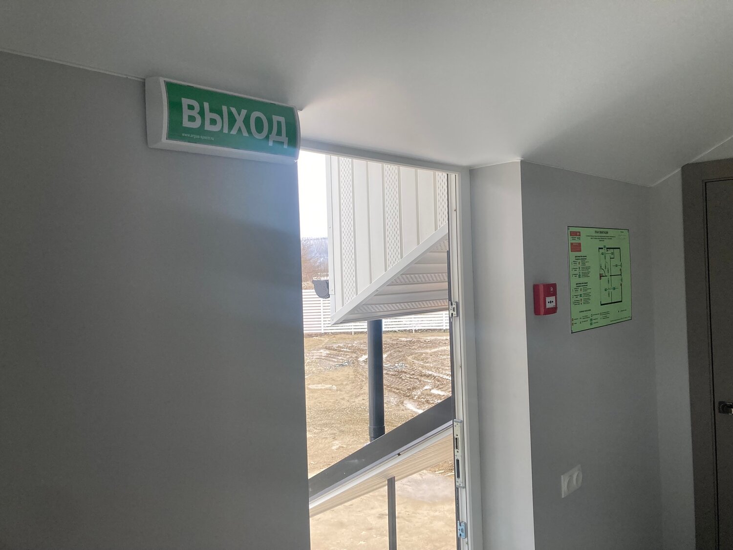 выход ход, эвакуационный выход, световое табло выход, табличка выход над дверью, выход из магазина