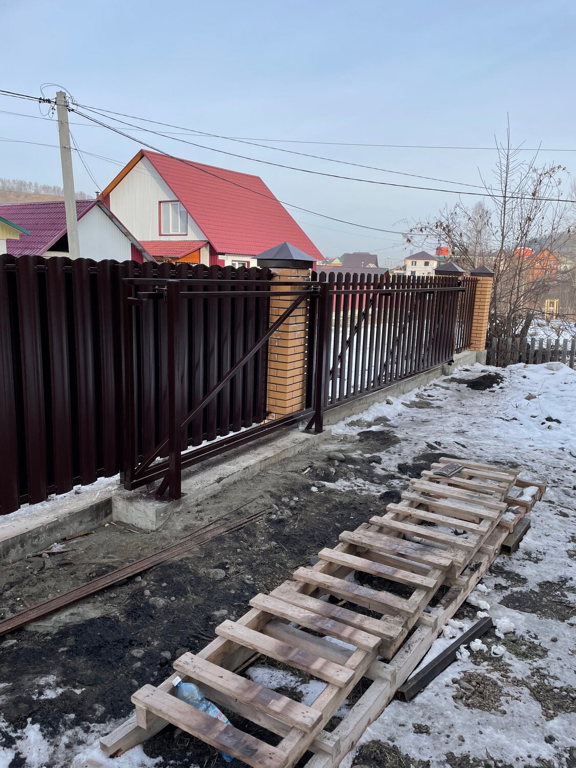 забор из евроштакетника, забор из металлического штакетника, забор из евроштакетника с кирпичными столбами и ступенчатый, забор из евроштакетника шахматка кирпич, забор из евроштакетника шахматка