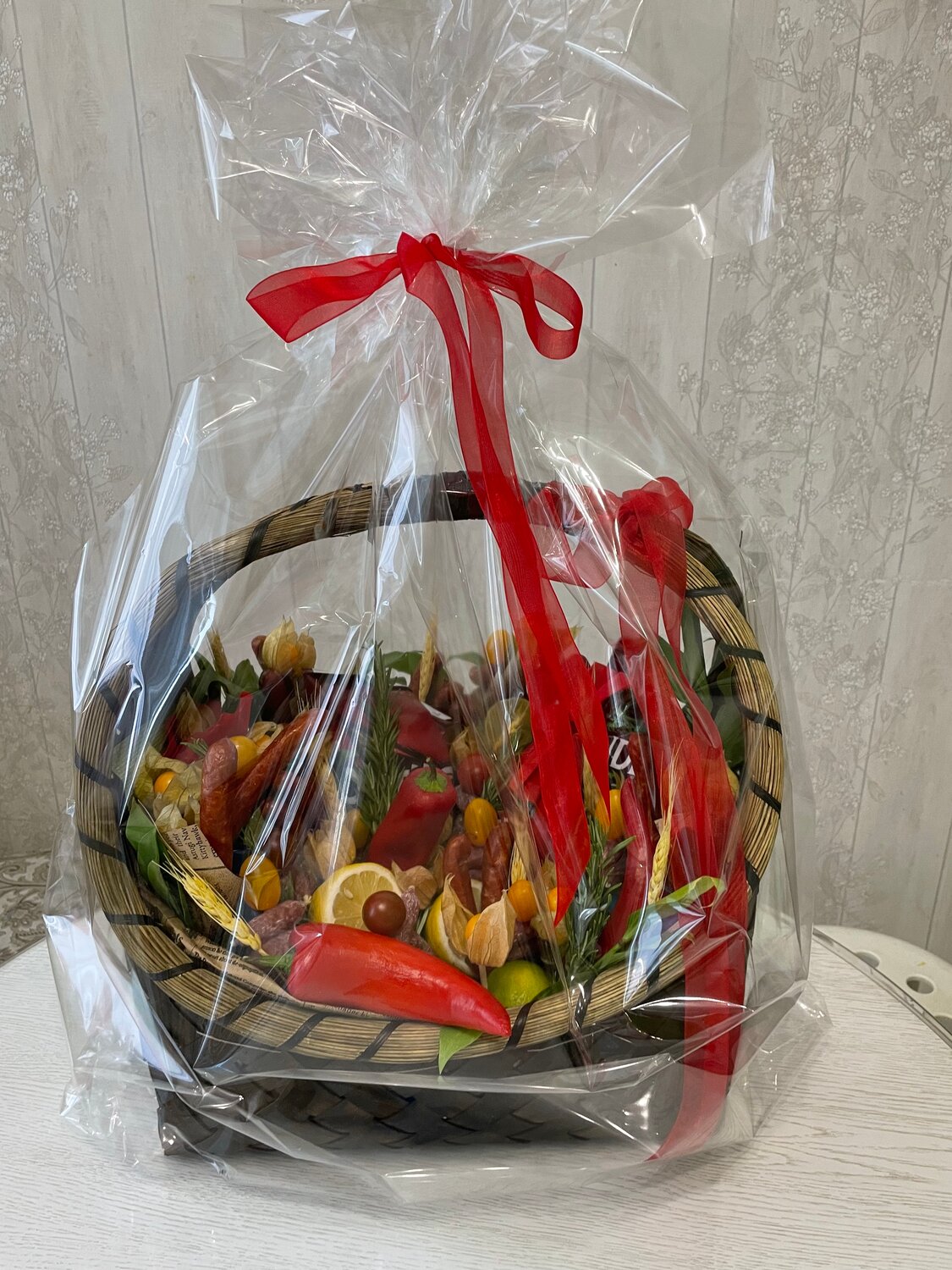 подарочная корзина, корзина с фруктами и конфетами в подарок, фруктовая корзина, подарочная корзина колбаса, корзина со сладостями в подарок
