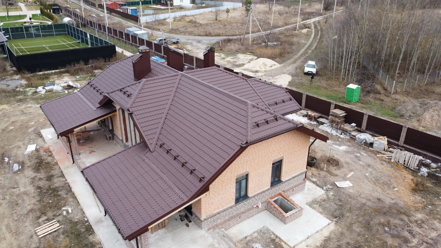 кровля, коттедж, крыша металлочерепица, загородный дом, вальмовая многоскатная кровля
