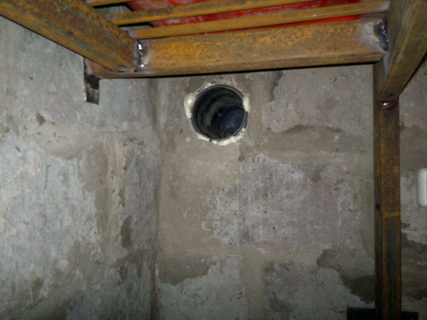 вентиляция в подвале, отверстие в гараже под вентиляцию, приточные отверстия в гараже, вентиляция подвала в гараже, подвал в гараже