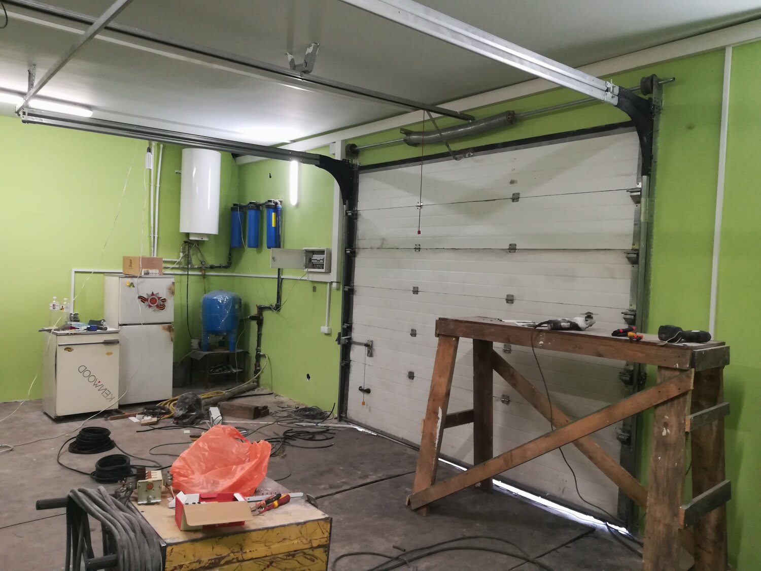 секционные ворота в гараж, электрика в гараже, электропроводка в гараже, ворота секционные, гараж