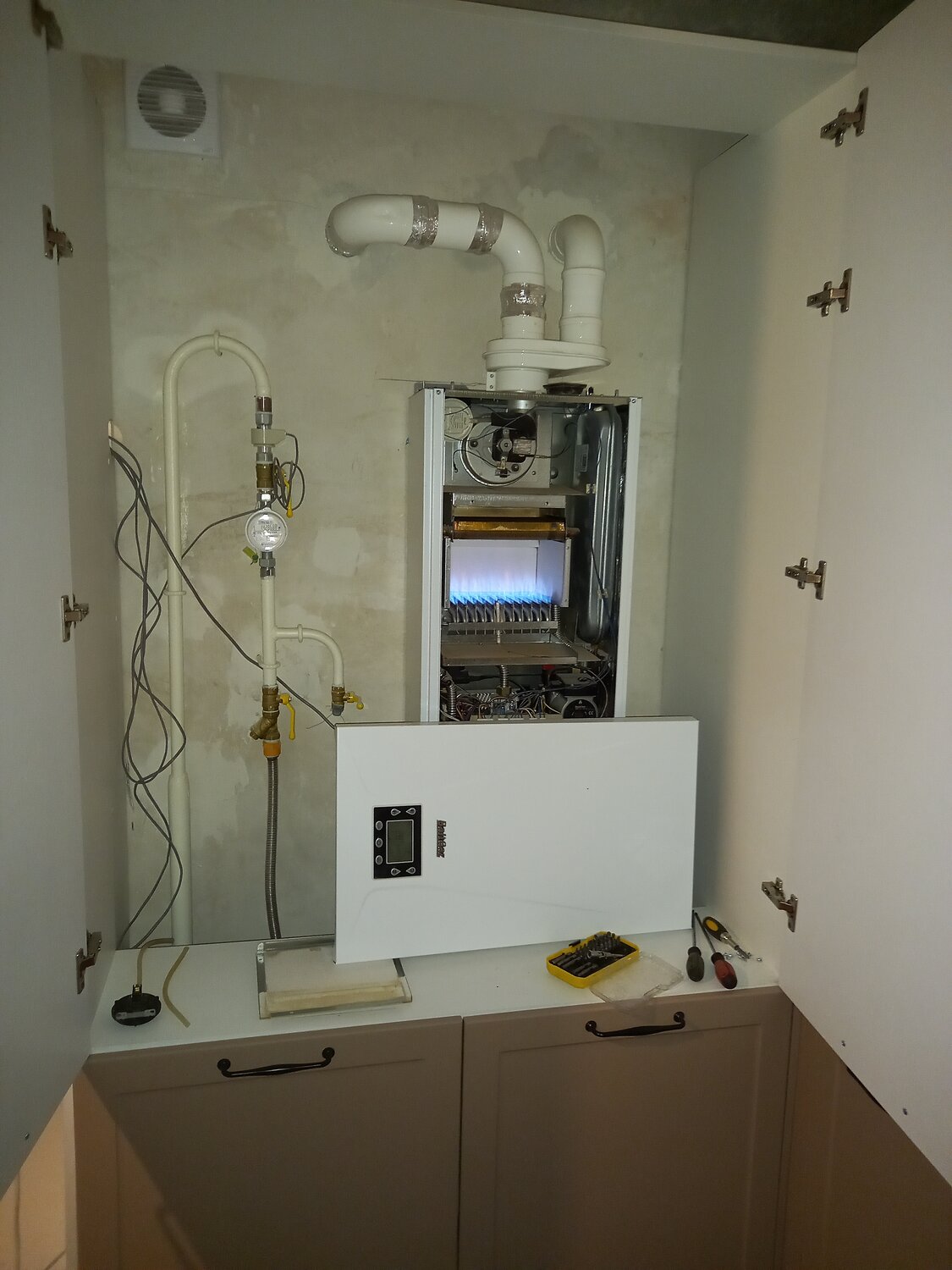 газовый котел в квартире, газовый котел в шкафу, вытяжка для газового котла, окно в котельной в частном доме, вентиляция в котельной