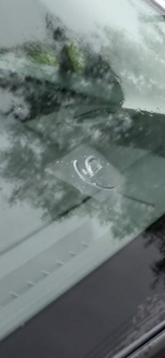 трещина на лобовом стекле, трещина на лобовом, размытое изображение, лопнуло лобовое зимой, трещина на боковом стекле авто