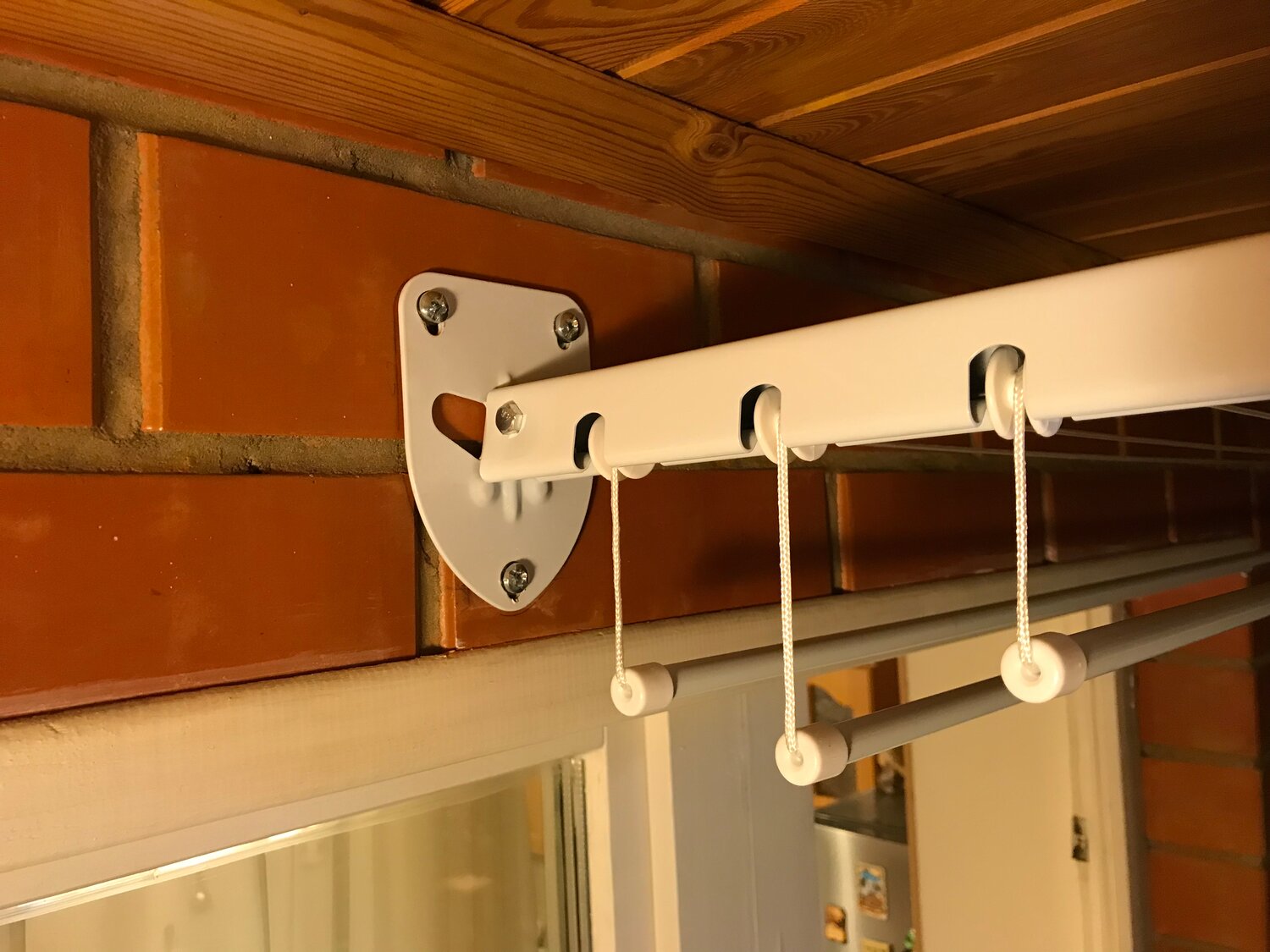 крепление для деревянных жалюзи, двойной кронштейн для рулонных штор, римский карниз windeco тандем, сушилка для белья настенная gimi lift 140, рулонная штора системы double lvt