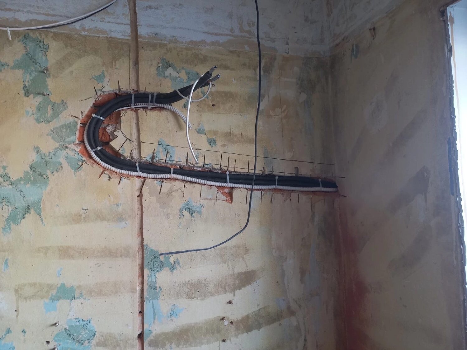 прокладка трассы для кондиционера сверлением, штроба для электропроводки, прокладка трассы для кондиционера, трасса для кондиционера, штробление стен