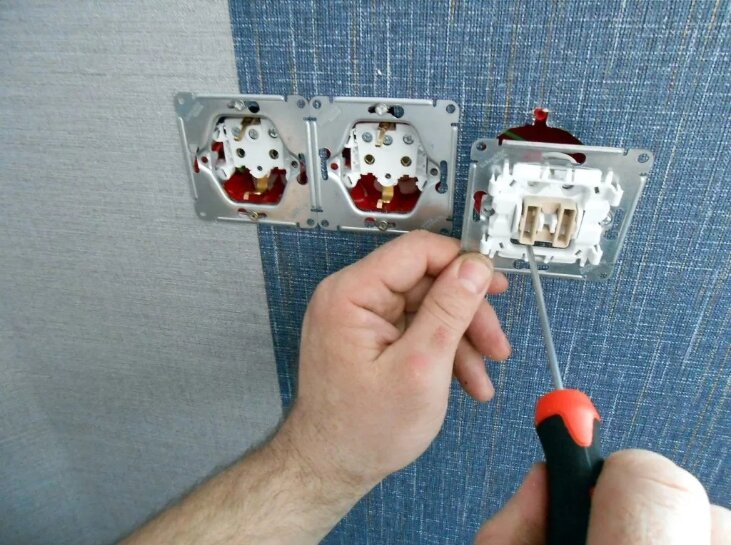 монтаж розеток, монтаж розеток и выключателей, выключатель с розеткой, монтаж выключателя, установка розеток