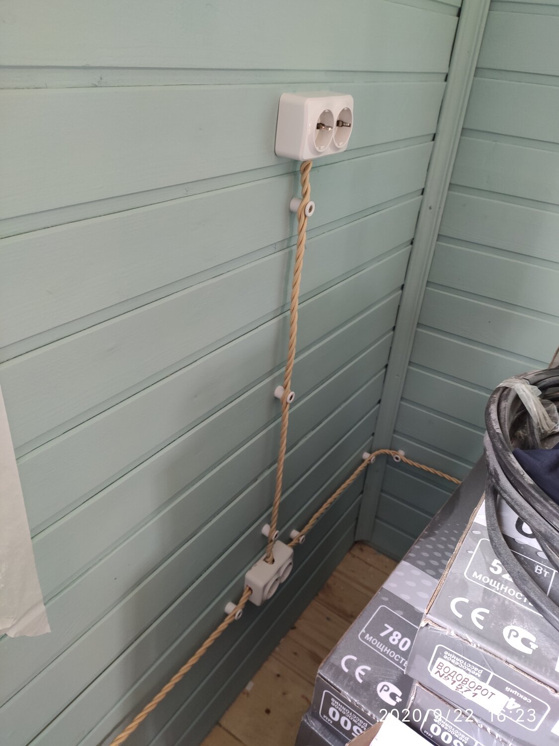 провода для электропроводки в деревянном доме, наружная проводка в деревянном доме, электрика в деревянном доме, наружная электропроводка, проводка в деревянном доме