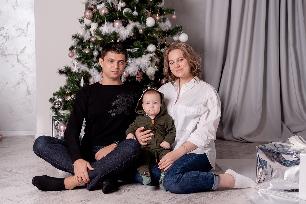 ребенок, семейная новогодняя фотосессия, фотосессия семейная, студийная съемка туи, человек