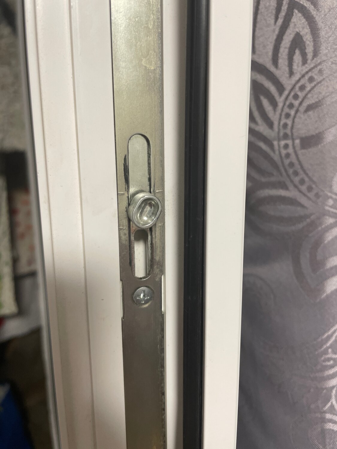 регулировка пластиковых окон зима лето, зимний режим пластиковых окон, окна на зимний режим, регулировочный болт зима лето на пластиковых окнах, пластиковые окна зима лето режим