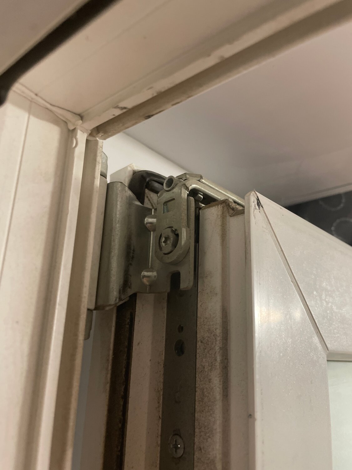 регулировка пластиковых окон рехау, регулировка пластиковых окон, регулировка окон, отрегулировать пластиковые окна, регулировка створки пластикового окна