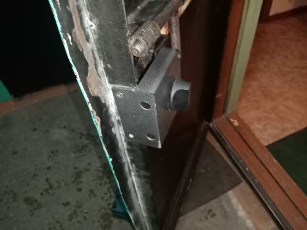 замок на железную дверь, дверь наружу накладной замок, замок внутрь двери, замок ваз на калитку, врезной замок в гаражные ворота