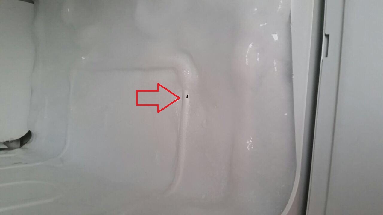 трубки в морозильной камере, холодильник ремонт, холодильник, дырка в корпусе холодильника, кузовной ремонт