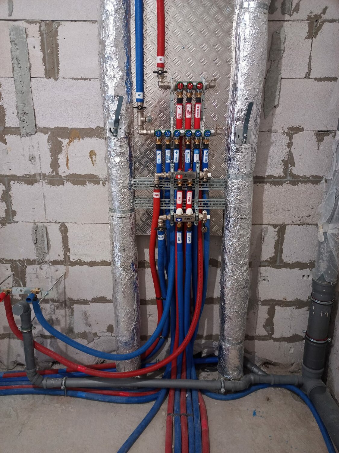 сшитый полиэтилен трубы рехау, коллекторный узел водоснабжения рехау, коллекторная разводка труб, сшитый полиэтилен рехау сантехника, разводка труб