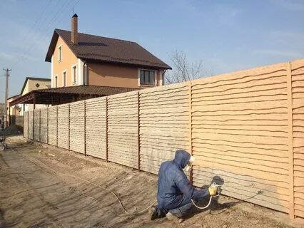 фасадный забор, покраска забора, забор горизонтальный деревянный, покраска бетонного забора, забор
