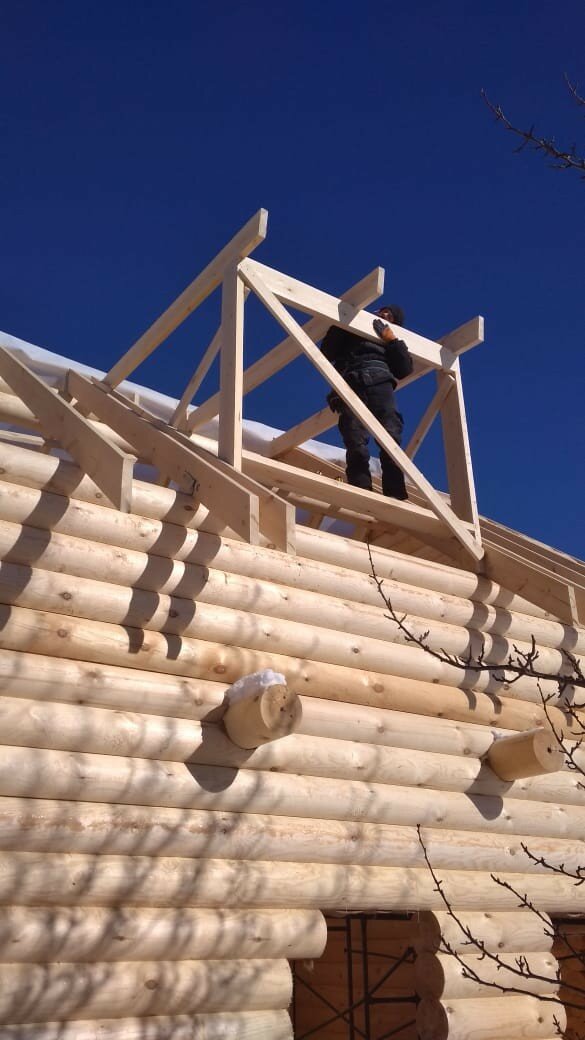 сруб, строительство деревянного дома, деревянный дом, подъем бревен на сруб, оцилиндрованное бревно