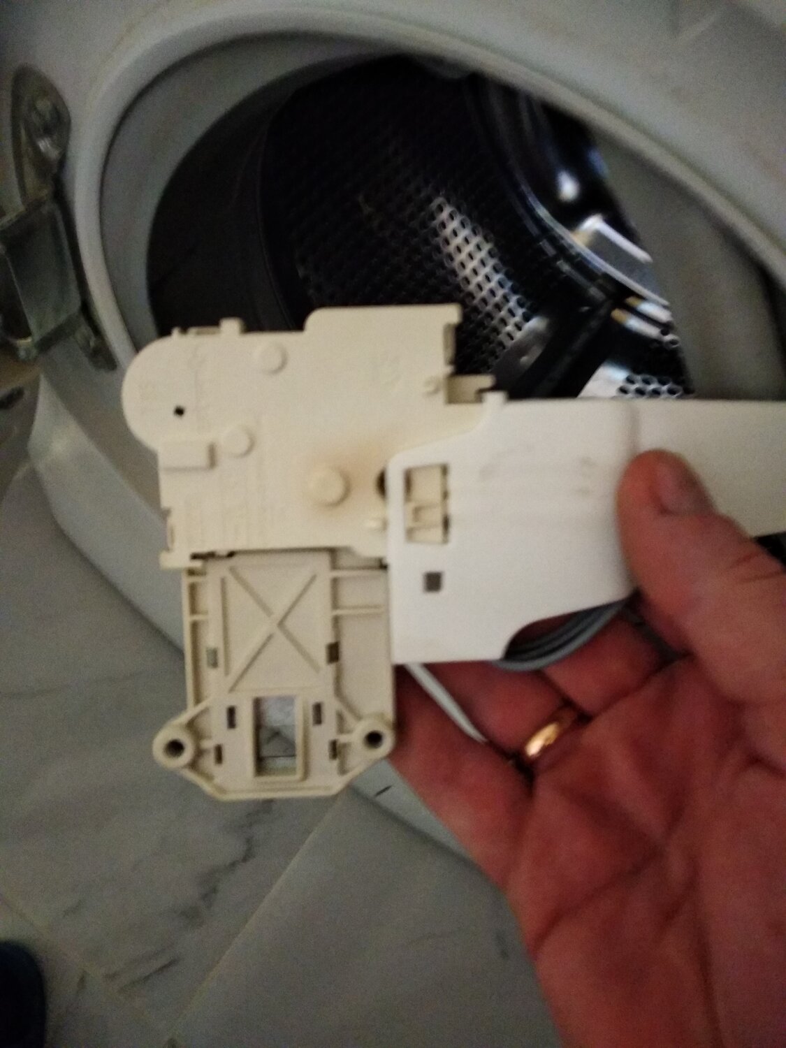замок люка убл 124967513 electrolux, убл 1249675131, 124967514 замок убл, устройство блокировки люка, блокировка люка