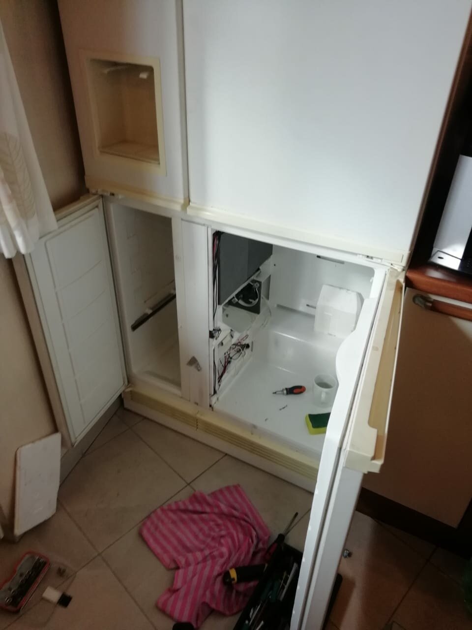 шкаф, мебель, бытовая техника холодильник, шкаф с задвигающимися створками дверей, шкаф для встроенного холодильника