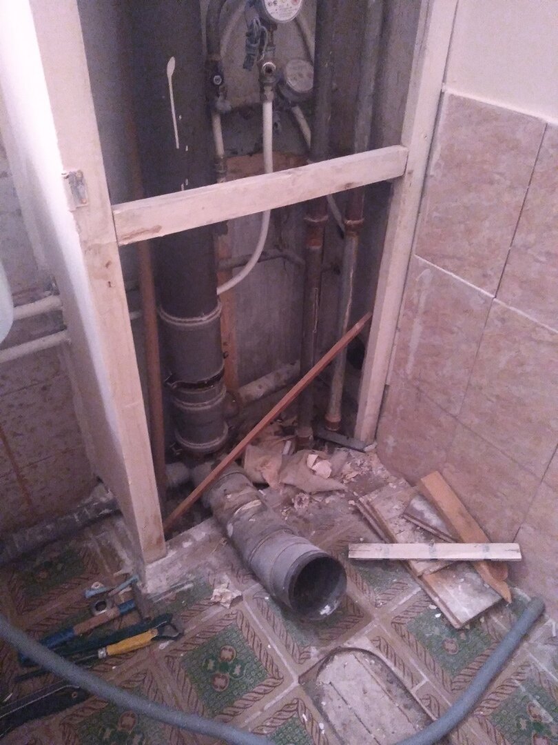 водопровод в сантехкабине, шахта для труб в многоквартирном доме, строение водопровода в хрущевке, потекла инсталляция унитаза канализация, канализация