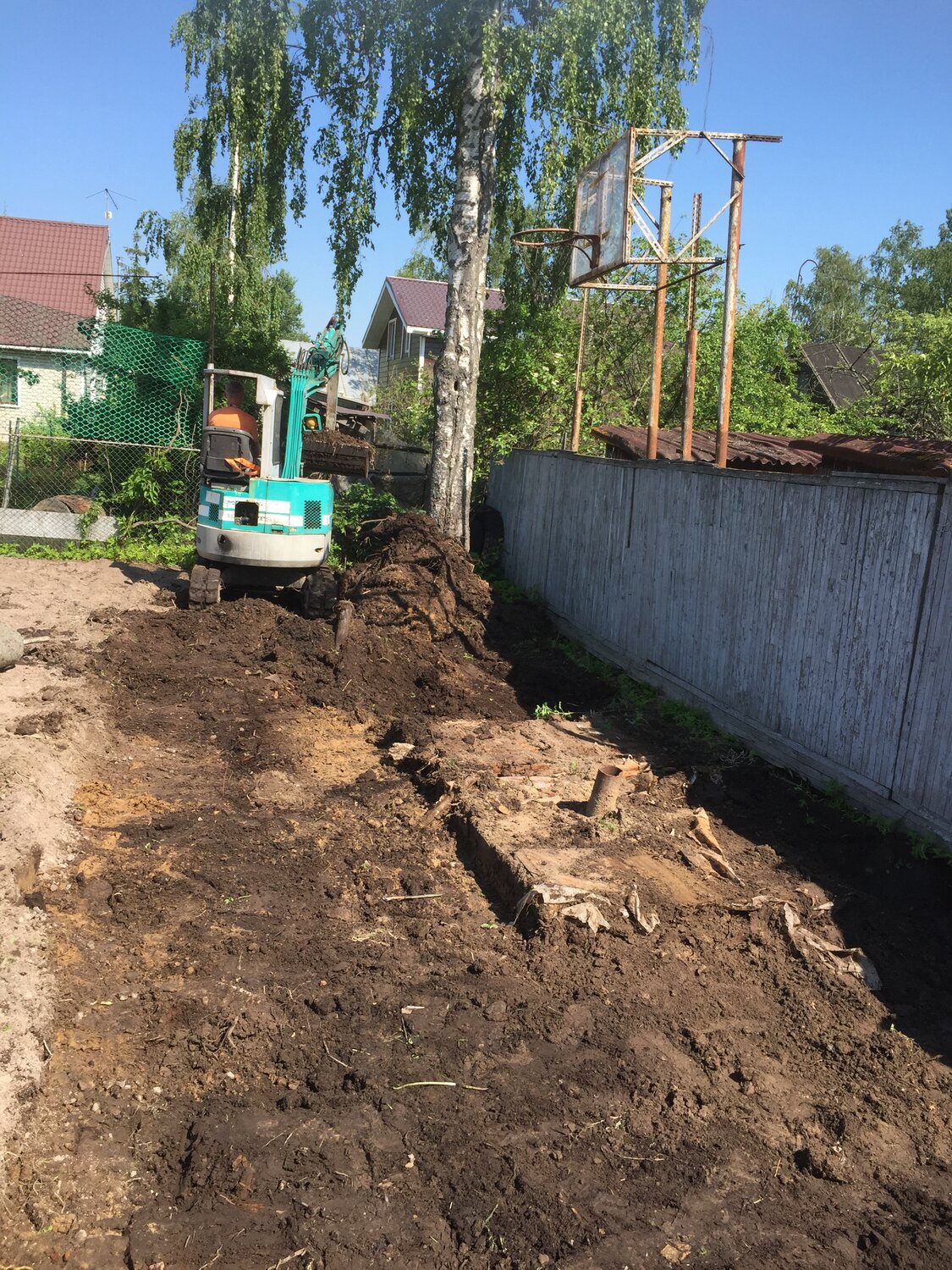 участок, траншея под водопровод мини экскаватором, земляные работы, приспособление для копки траншеи под водопровод, планировка участков засыпка