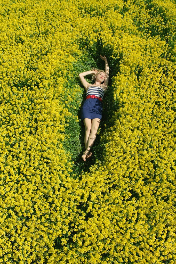 фотосессия в поле желтых цветов, женщина, человек цветов, девушки, люди