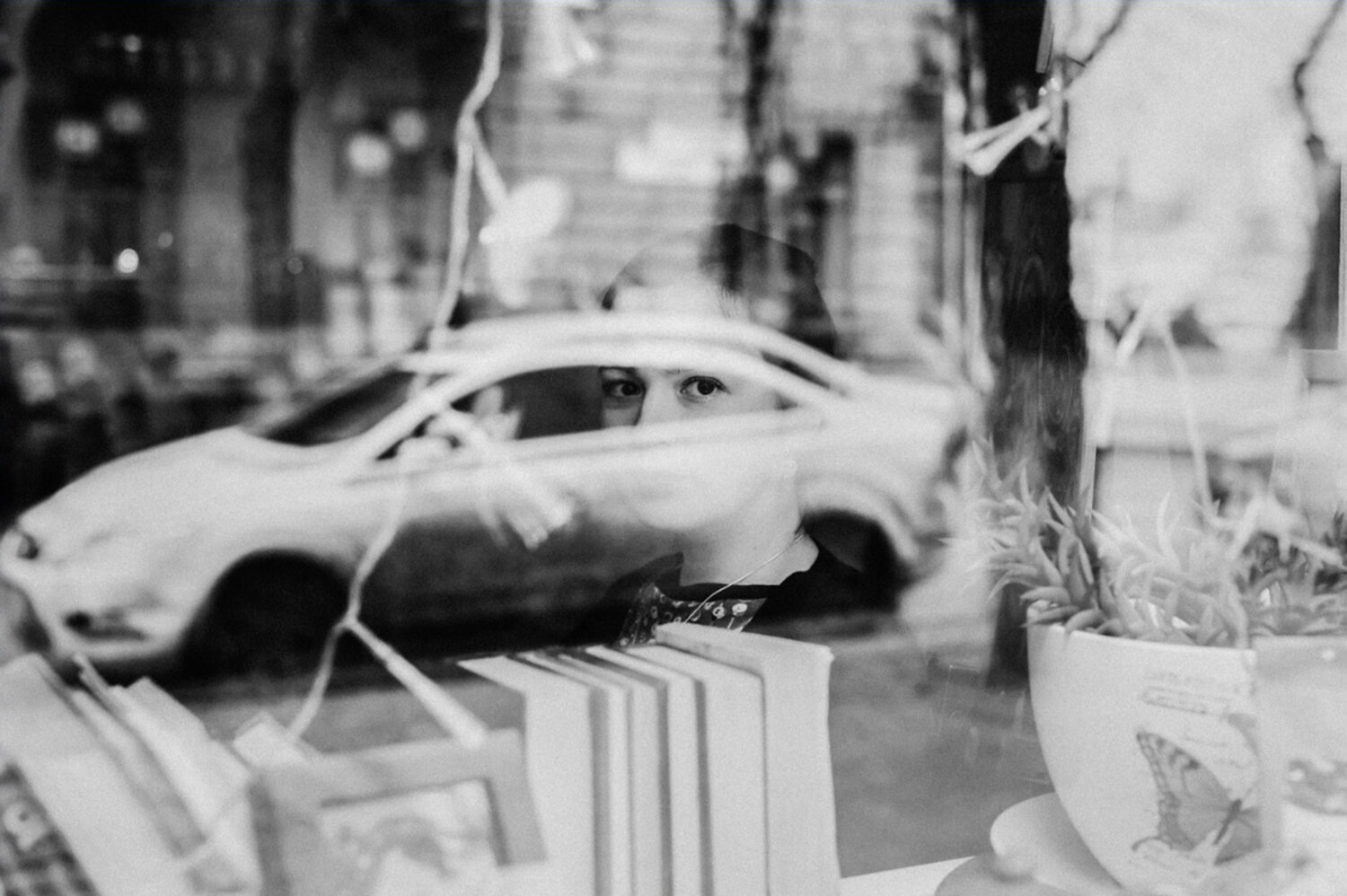 размытое изображение, жизнь в стеклах витрин, человек, машины эстетика мафия, жизнь жизнь