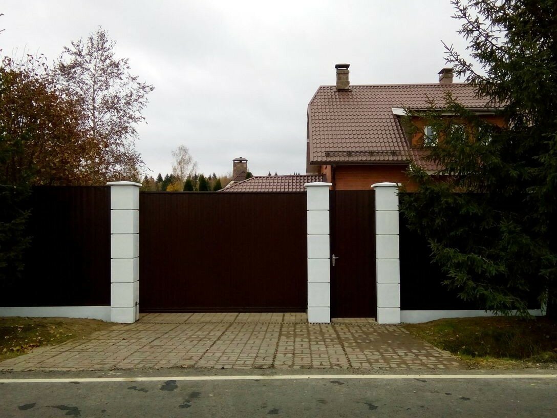 заборы для частного дома с откатными воротами, ворота, ворота откатные, откатные ворота и забор, кирпичный забор