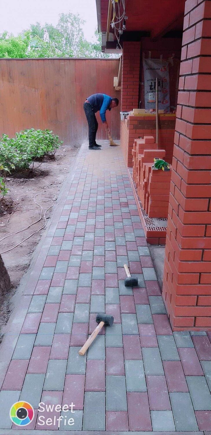 отмостка брусчатка, укладка брусчатки на большой площади, полимерпесчаная плитка отмостка, укладка клинкерной брусчатки, укладка брусчатки казань