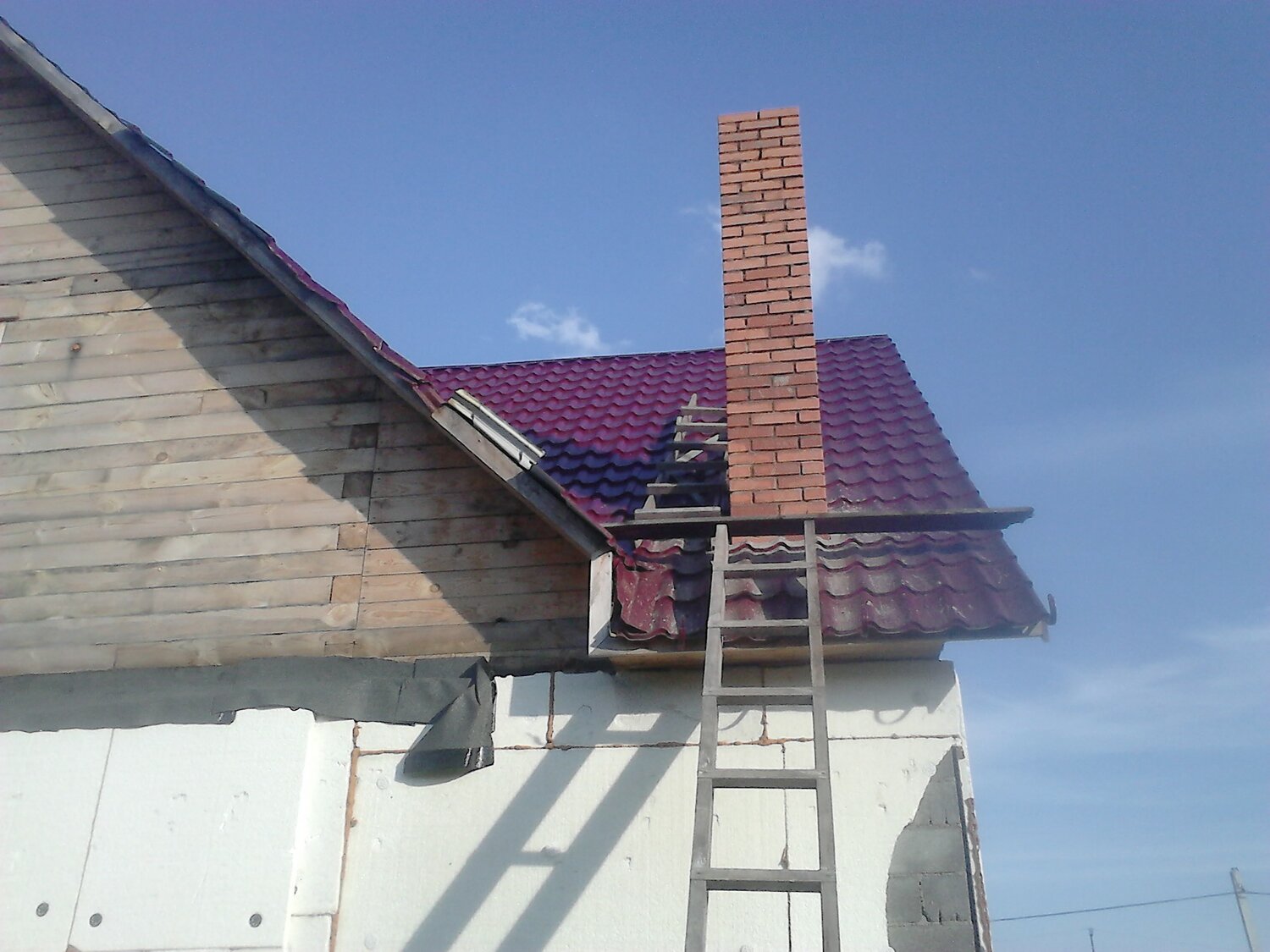 металлочерепица, кровля, кривая крыша из металлочерепицы, двускатная кровля металлочерепица, монтаж кровли