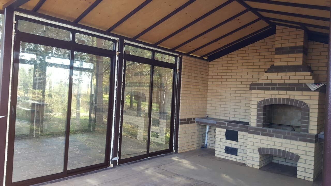 угловой комплекс барбекю в беседке крытой, мангальный комплекс в частном доме, беседка из светлого кирпича с мангалом и печью, закрытая веранда с мангалом из кирпича, летняя кухня с мангалом из кирпича