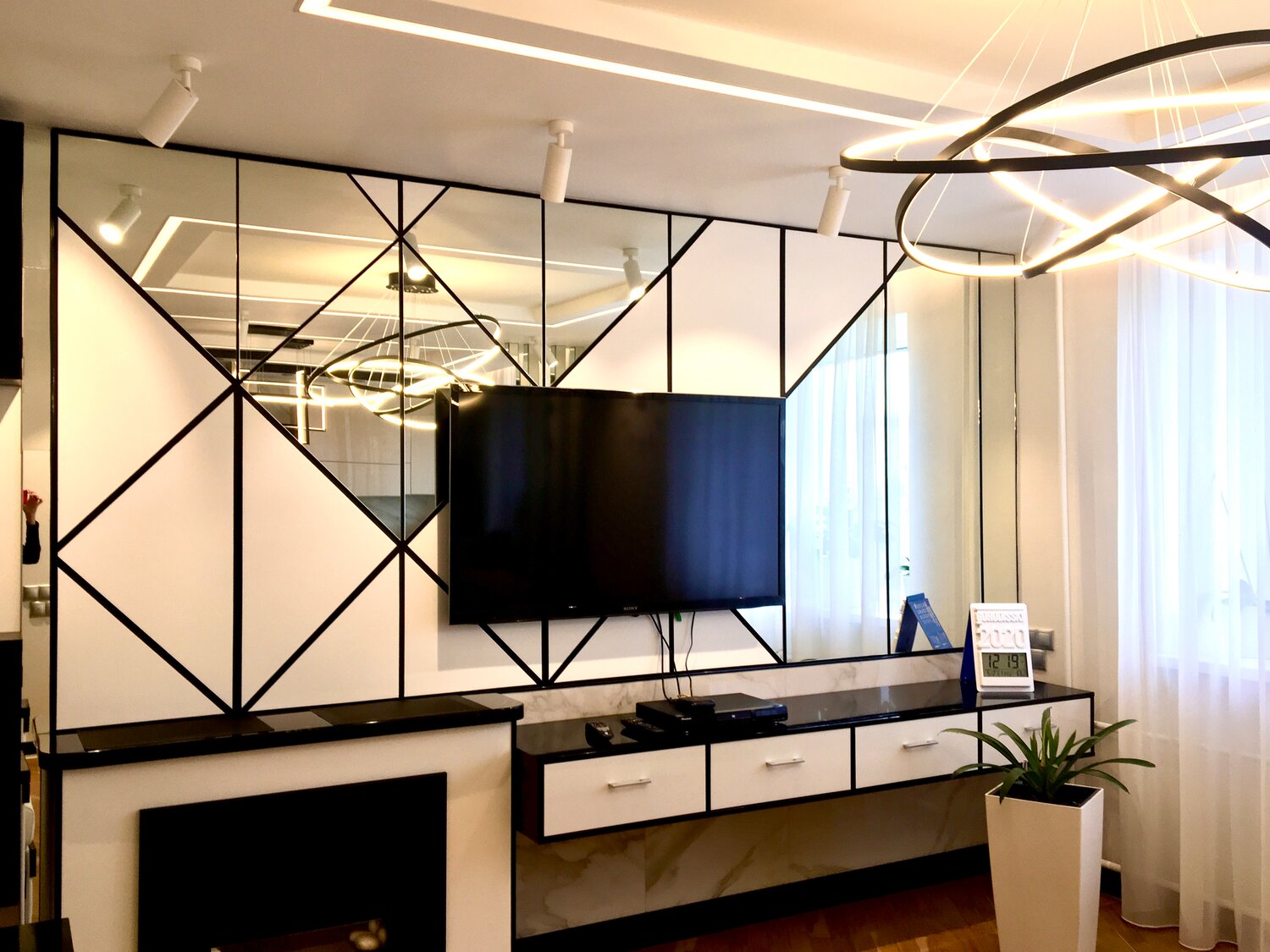 гостиная с зеркалами, зеркальное панно на стену в гостиную, зеркальное панно, интерьер, гостиная