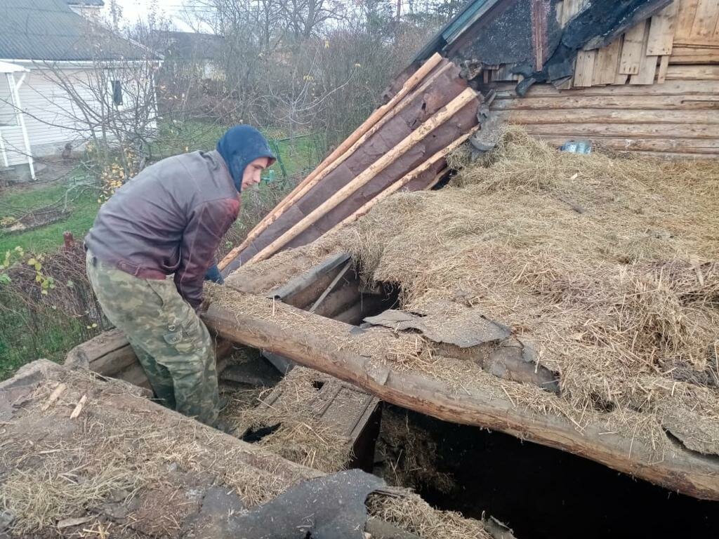 поднятие крыши в старом доме, техника, строительство или ремонт, шпунтовое ограждение обвязочный пояс, строительство
