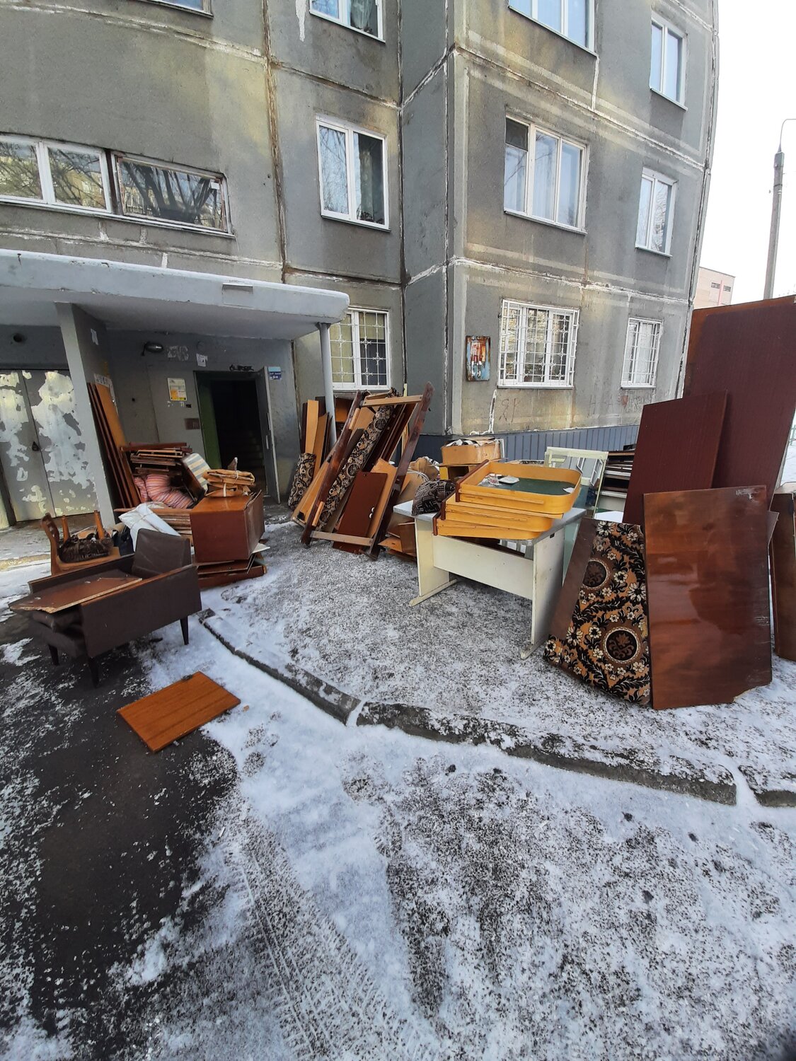 во дворе, улица, дом, рядом с домом, жкх здание