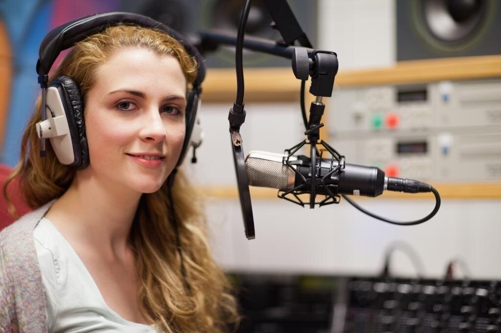 ольга смирнова радиоведущая, известная радиоведущая, девушка звукорежиссер, девушка поет в студии звукозаписи, девушка в студии звукозаписи