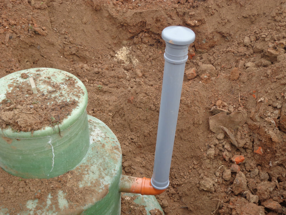 вытяжка септика канализационная 110, обустройство септика, септик для частного, монтаж септика, труба для септика