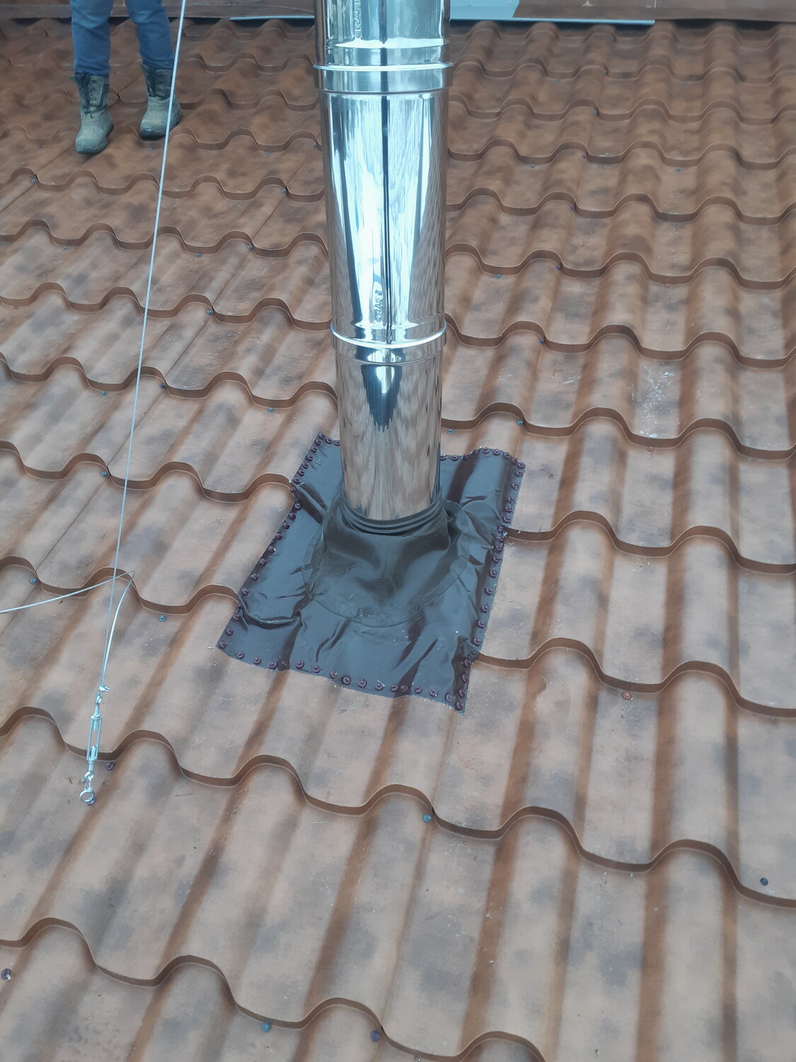 проход трубы через крышу из металлочерепицы, проход дымохода через кровлю из металлочерепицы, проход дымохода через кровлю, дымоход через крышу, проход трубы через крышу