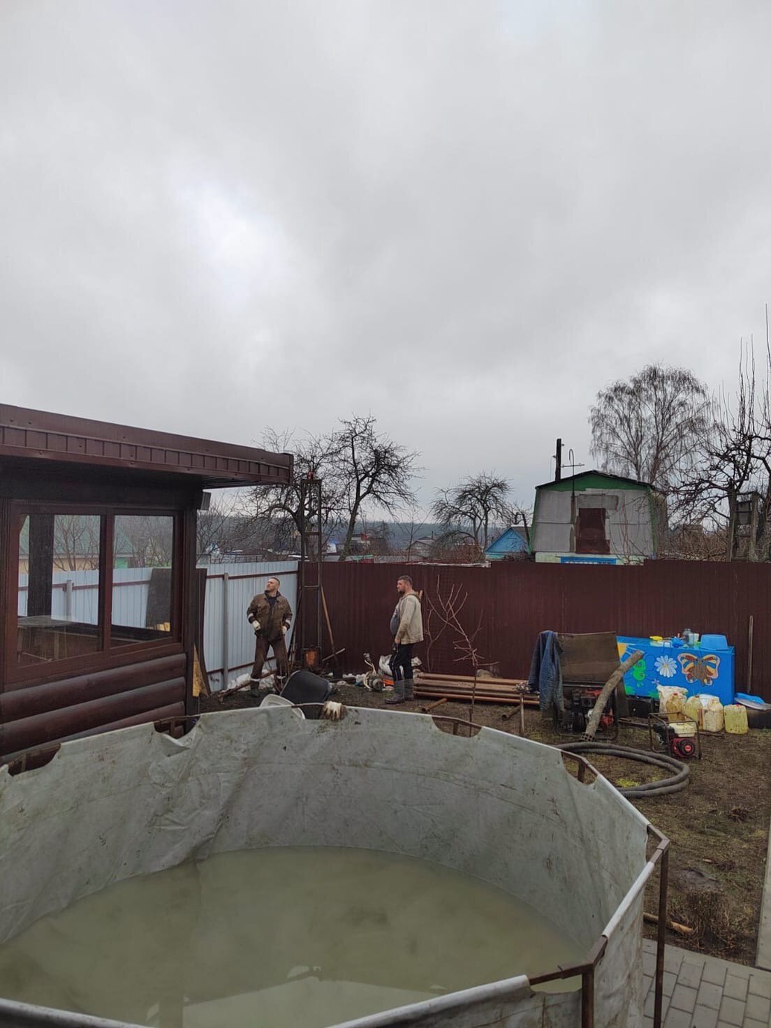 дом в селе, бассейн на дачном участке, сделать бассейн на даче, дачный участок, установка бассейна
