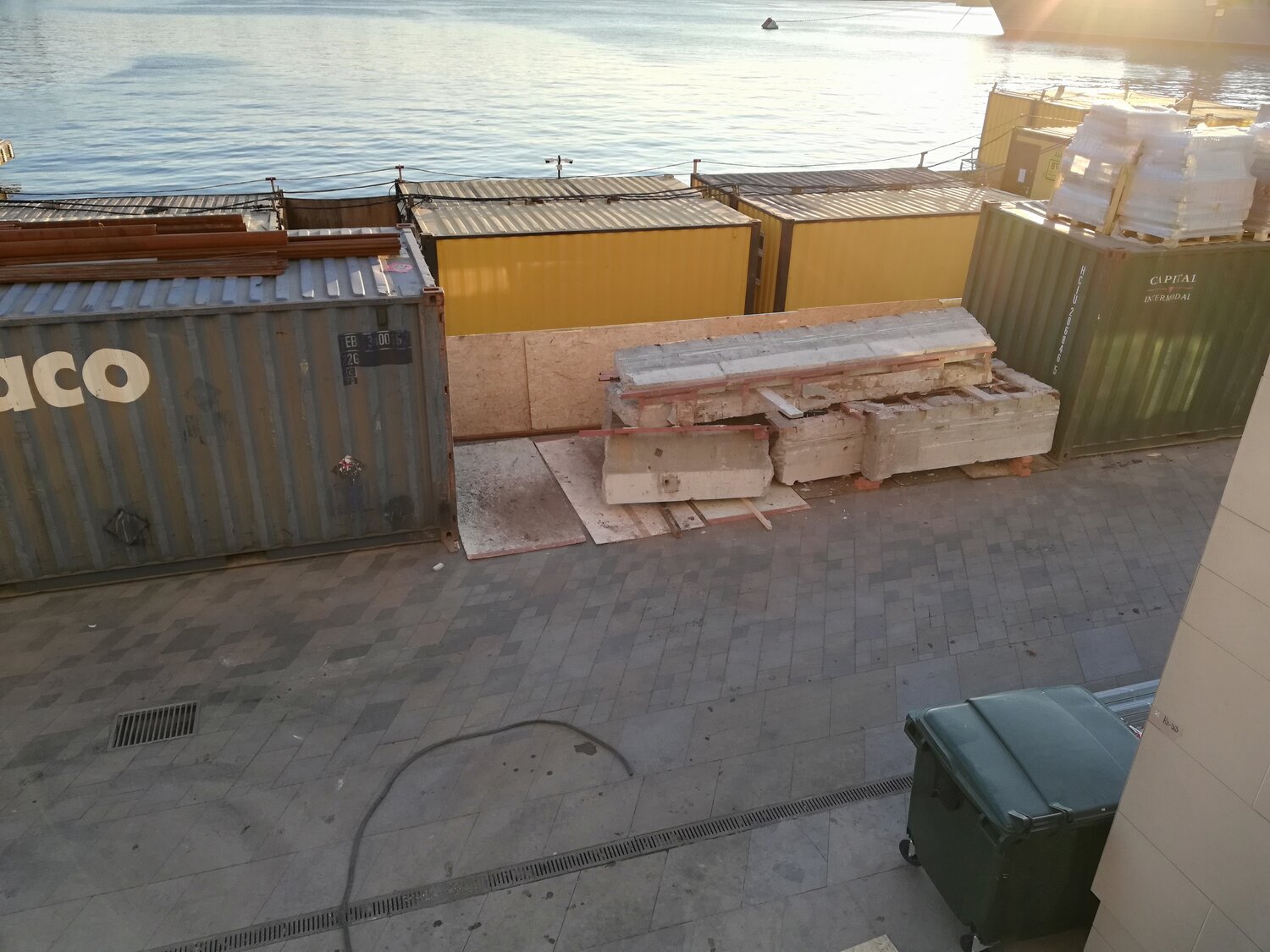 кирпичный гараж, кровля гаража, на крыше дома, гараж, крыша здания