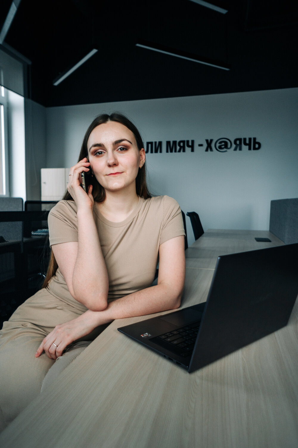 женщина, девушка работает в офисе, человек, девушка, молодая женщина
